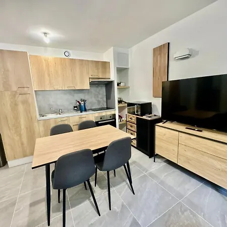 Bright & Modern One-bedroom In Apartment